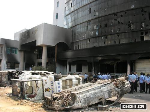 甕安縣公安局大樓前停放的被燒毀警車(chē)