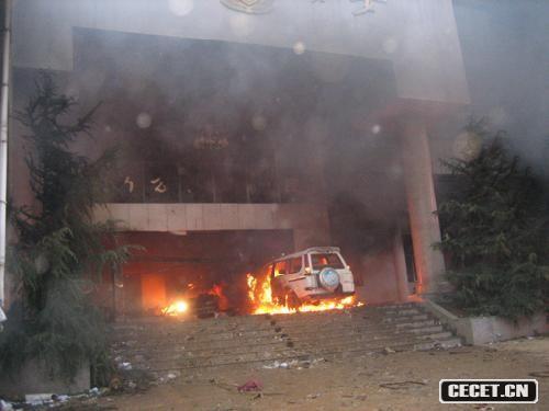 被不法分子抬到縣公安局大廳燒毀的汽車(chē)