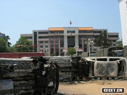 甕安縣委政府大樓前被縱火燒毀的車(chē)輛