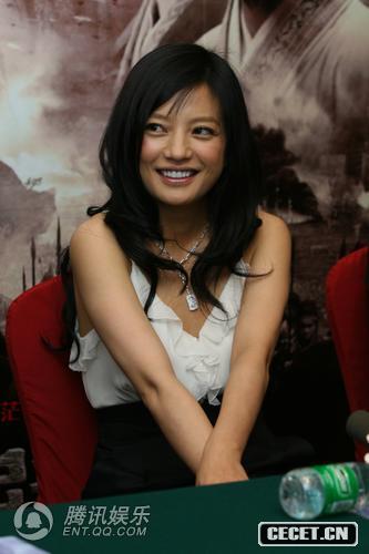 趙薇黑白裙裝出席發(fā)布會(huì )