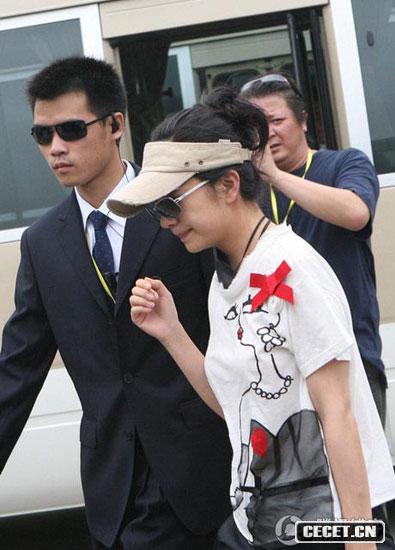 下機后捕捉美麗得體的趙薇