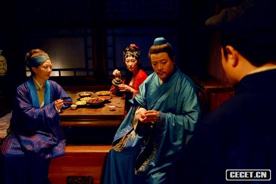 鮑二進(jìn)來(lái)給賈珍請安