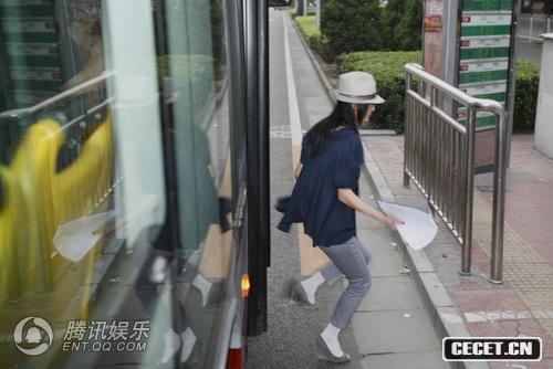 周迅棄轎車(chē)坐公交 宣傳環(huán)保提倡綠色出行