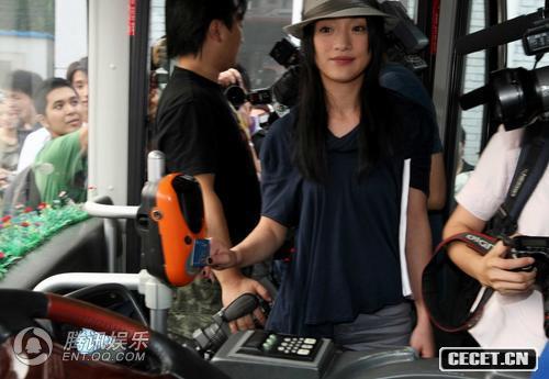 周迅棄轎車(chē)坐公交 宣傳環(huán)保提倡綠色出行