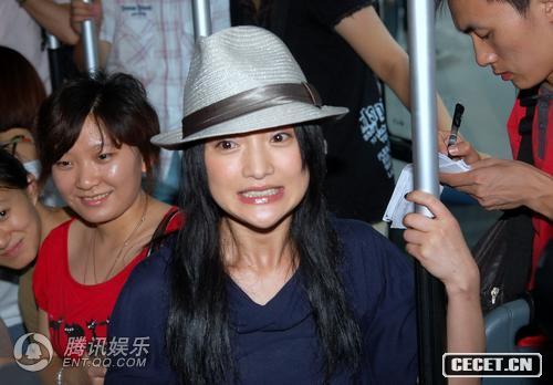 周迅棄轎車(chē)坐公交 宣傳環(huán)保提倡綠色出行