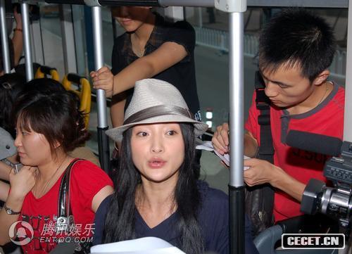 周迅棄轎車(chē)坐公交 宣傳環(huán)保提倡綠色出行