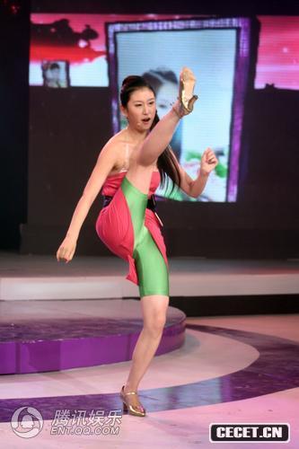 2008星姐選舉 選手不慎露內衣尷尬拾起