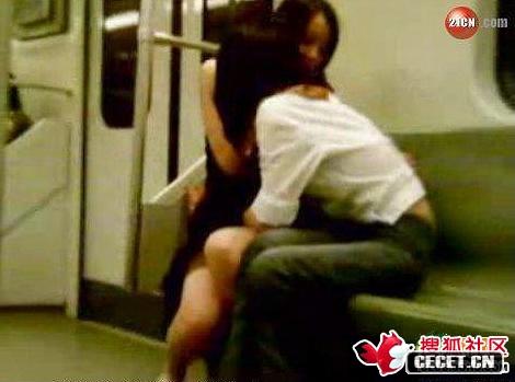 上海兩同性戀女子地鐵內互摸熱吻視頻