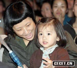 徐濠縈與陳奕迅明星夫妻的女兒