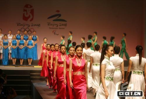 “青花瓷”禮服驚艷全場(chǎng) 北京奧運會(huì )頒獎元素發(fā)布