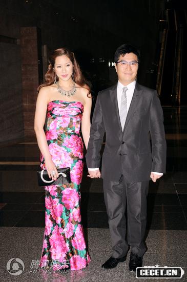 徐子淇與夫婿李家誠出席“青馬獅子會(huì )”的慈善活動(dòng)