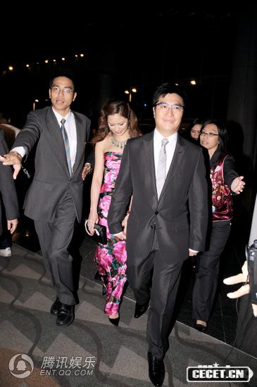 徐子淇與夫婿李家誠出席“青馬獅子會(huì )”的慈善活動(dòng)