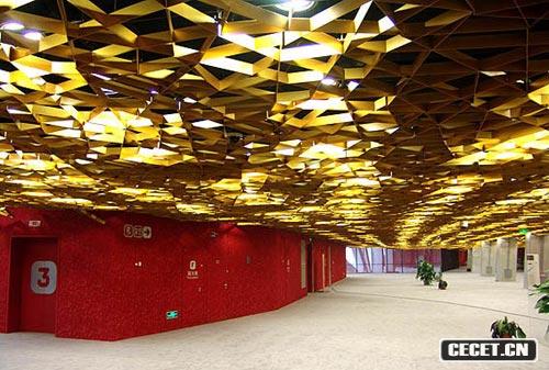 鳥(niǎo)巢內部金碧輝煌