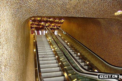 鳥(niǎo)巢內部金碧輝煌