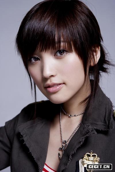 金莎 籍貫:上海 身高: 166 電視劇: 2002《十八歲的天空》藍菲琳 2000《幸福家庭》 客串《粉紅女郎》音樂(lè ): 2005《空氣》 廣告: 肯德基系列廣告 蒙牛酸酸乳 格力高餅干 大白兔奶糖 白蘭氏雞精 康師傅綠茶富士膠卷