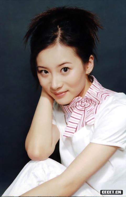 曾嬋怡 出生:1983 身高:164cm 體重:43kg 星座:巨蟹 籍貫:四川廣漢 學(xué)校:解放軍藝術(shù)學(xué)院學(xué)生 電視: 2006《機情燃燒的鄉村》 《家有寶貝》陶玲玲 《幸福生活》《絕對現場(chǎng)》 廣告: 佳能錄音筆 曼秀雷敦