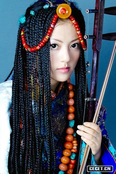 阿蘭·達瓦卓瑪 生日 7月25日 民族 藏族 身高 164 從藝經(jīng)歷 2005年8月 唱片《聲聲醉如蘭》問(wèn)世2004年 加盟現代女子民樂(lè )非凡樂(lè )隊 2003年9月 就讀解放軍藝術(shù)學(xué)院聲樂(lè )系拍攝MV 《香蕉菠蘿》 電視劇《太陽(yáng)女神》卓瑪(女二號)酸奶廣告(內蒙乳業(yè))