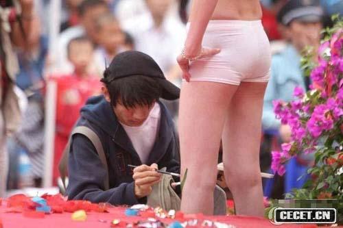 孩子眼中的“祼露美女與人體彩繪”