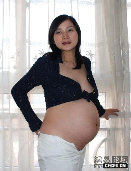 年輕少婦在網(wǎng)上曬孕期生活照