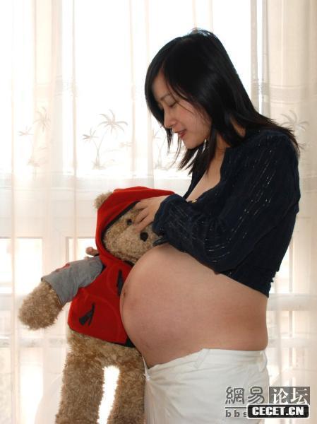 年輕少婦在網(wǎng)上曬孕期生活照