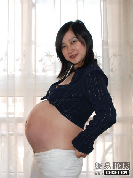 年輕少婦在網(wǎng)上曬孕期生活照