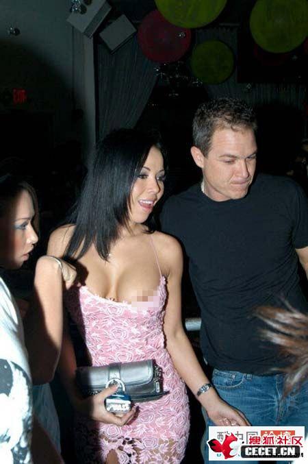 實(shí)拍莫斯科夜總會(huì )里的豪放女人