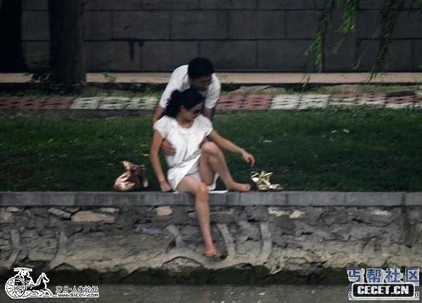 小兩口在河邊的不雅行為