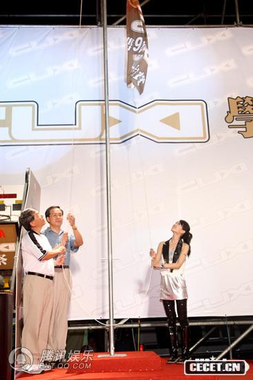 蔡依林變身校長(cháng)秀籃球