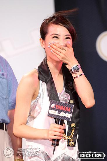 蔡依林變身校長(cháng)秀籃球