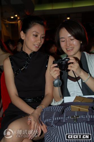 賈靜雯抬腿險露底