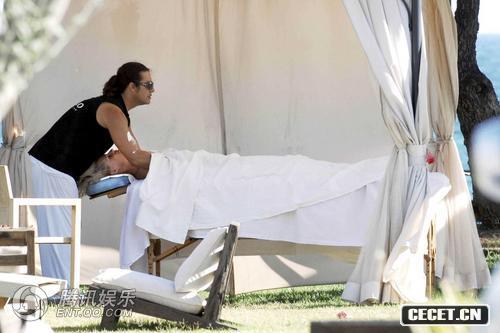 超模米歇爾全裸胴體享受熊男按摩