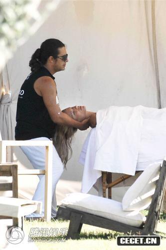 超模米歇爾全裸胴體享受熊男按摩