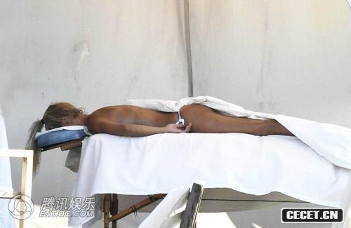 超模米歇爾全裸胴體享受熊男按摩