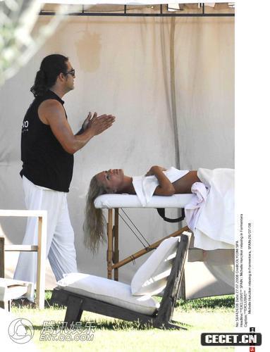 超模米歇爾全裸胴體享受熊男按摩