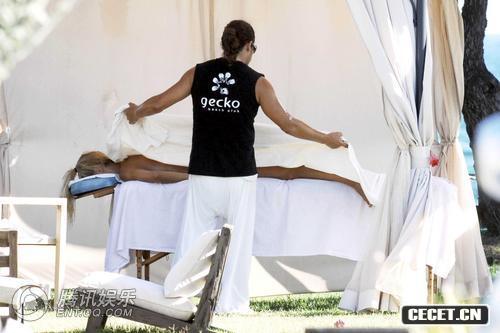 超模米歇爾全裸胴體享受熊男按摩