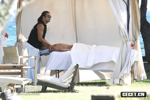 超模米歇爾全裸胴體享受熊男按摩