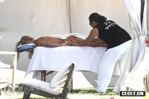 超模米歇爾全裸胴體享受熊男按摩