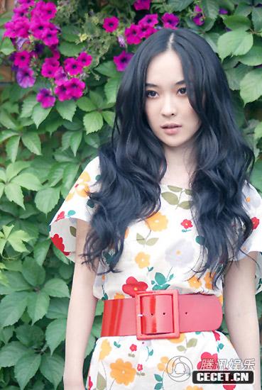 霍思燕夏日戶(hù)外寫(xiě)真