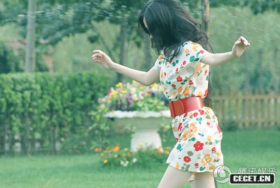 霍思燕夏日戶(hù)外寫(xiě)真