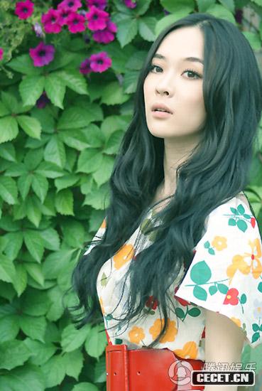 霍思燕夏日戶(hù)外寫(xiě)真