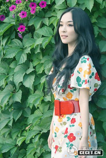 霍思燕夏日戶(hù)外寫(xiě)真