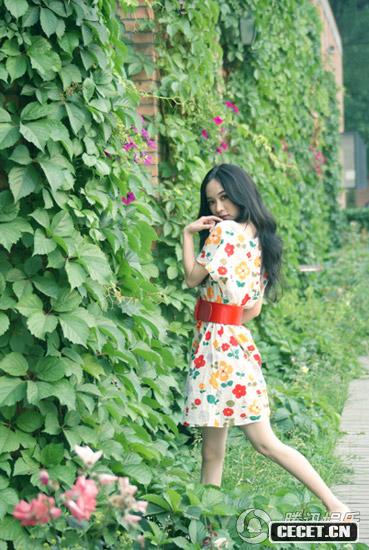 霍思燕夏日戶(hù)外寫(xiě)真