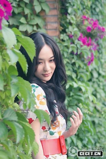 霍思燕夏日戶(hù)外寫(xiě)真