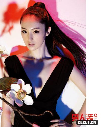 董璇纖腰長(cháng)腿秀曲線(xiàn)