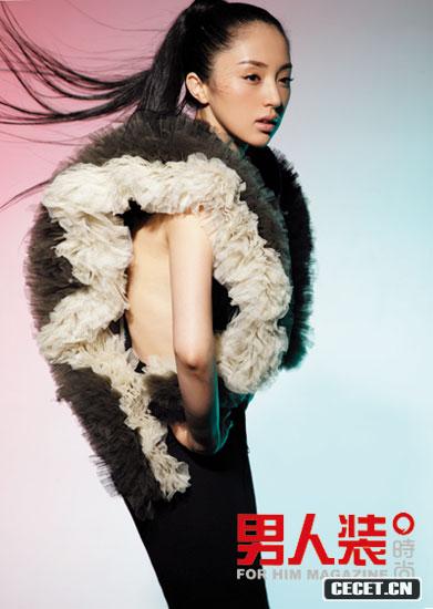 董璇纖腰長(cháng)腿秀曲線(xiàn)