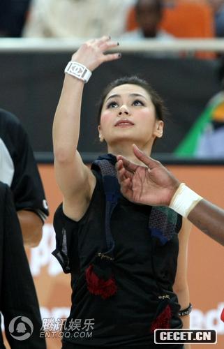 阿嬌為內地籃球賽開(kāi)球