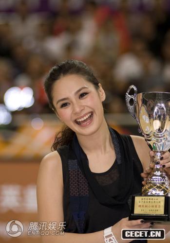 阿嬌為內地籃球賽開(kāi)球