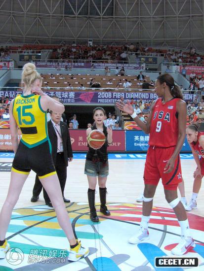 阿嬌為內地籃球賽開(kāi)球