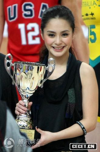 阿嬌為內地籃球賽開(kāi)球