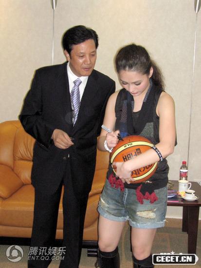 阿嬌為內地籃球賽開(kāi)球